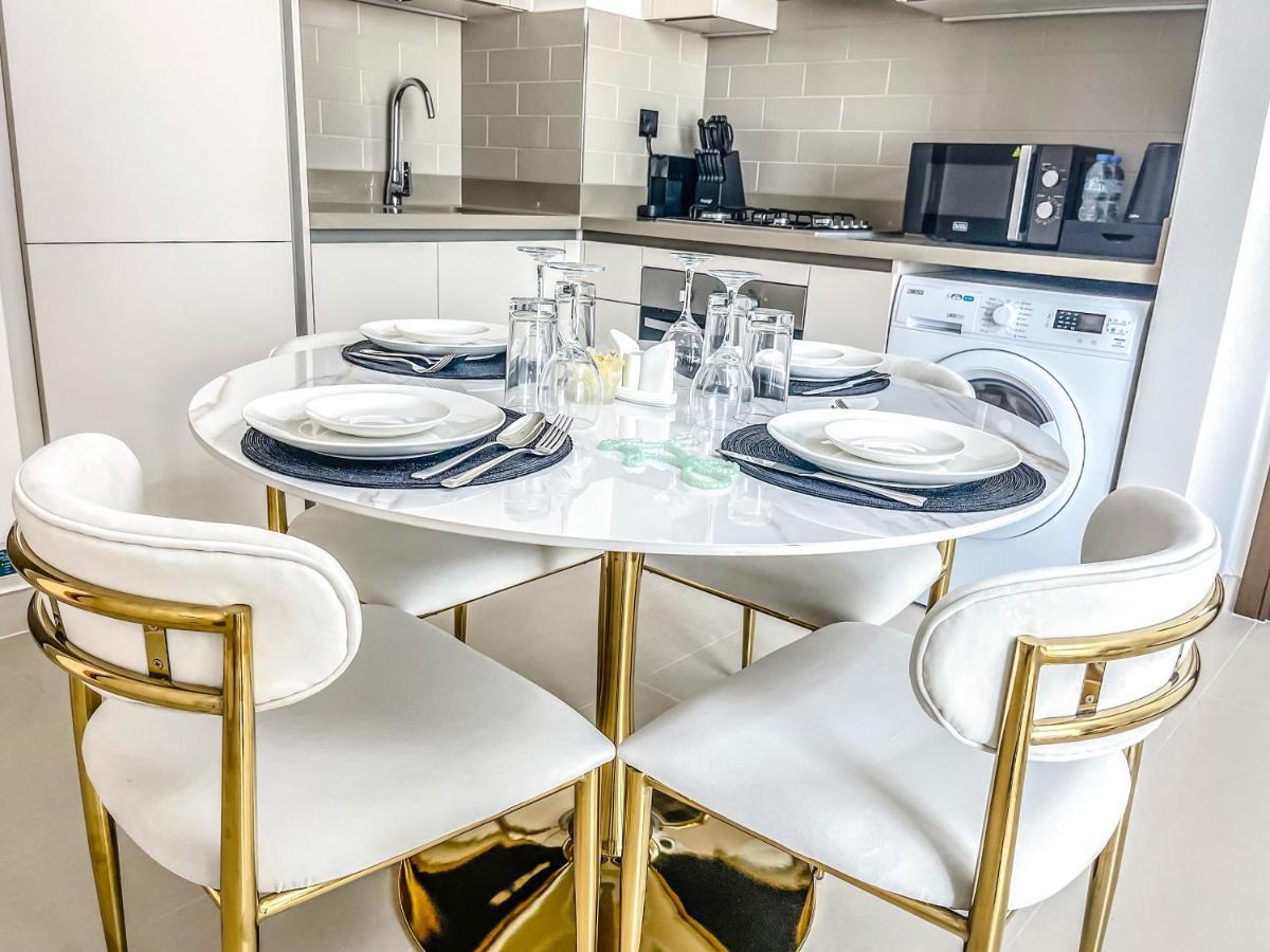 Stay Mindblowing 2 Bedroom Holiday Home With Close View Of Burj Khalifa Dubai Exteriör bild